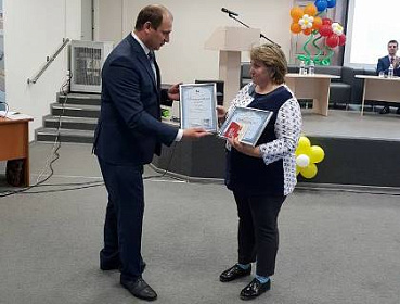 Подарки вручил приёмным семьям Иркутской области благотворительный фонд «Сибирский характер»
